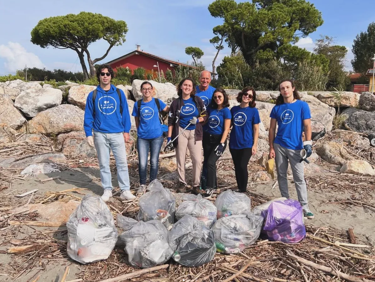 Volontari Blue-Life al termine di un intervento di pulizia ambientale