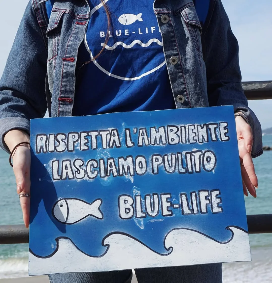 Volontaria Blue-Life con un messaggio dedicato al rispetto dell'ambiente